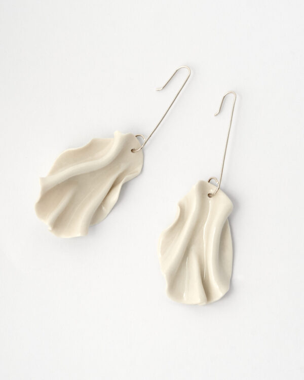 Pendientes de porcelana blancos, con forma orgánica, abstracta y natural. Pendientes, joyas artesanales hechos a mano para boda novia