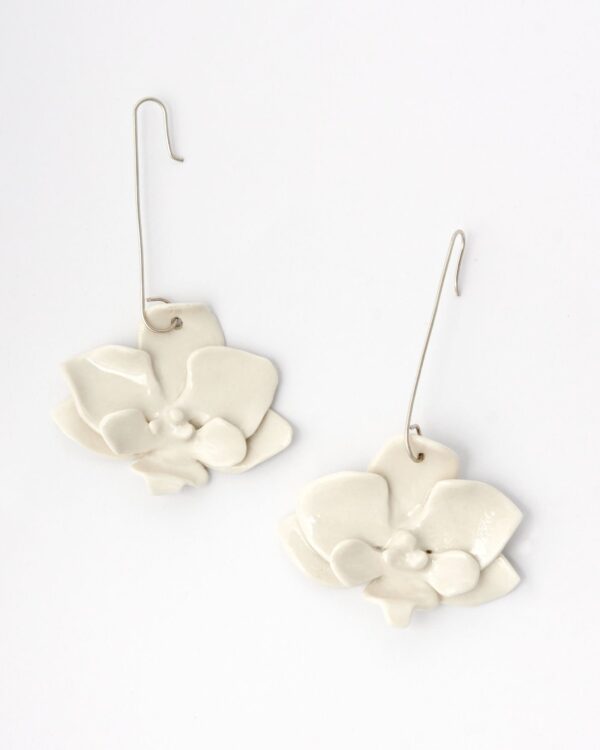 Pendientes de porcelana blancos, con forma de flor orquídea. Pendientes, joyas artesanales hechos a mano para novias