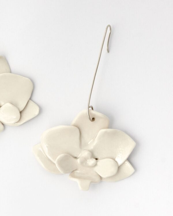 Pendientes de porcelana blancos, con forma de flor orquídea. Pendientes, joyas artesanales hechos a mano para novias