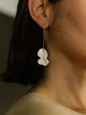 Pendientes de porcelana blancos, con forma orgánica, abstracta y natural. Pendientes, joyas artesanales hechos a mano para boda novia