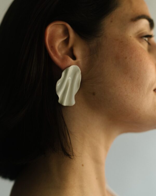 Pendientes de porcelana blancos, con forma orgánica, abstracta y natural. Pendientes, joyas artesanales hechos a mano para boda novia