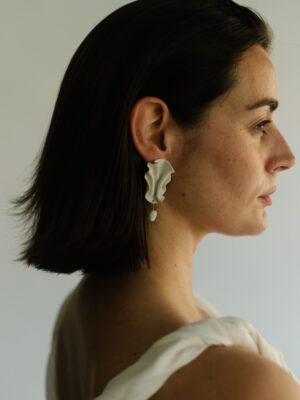 Pendientes de porcelana blancos con perlas natural con forma orgánica, abstracta y natural. Pendientes, joyas artesanales hechos a mano para novias