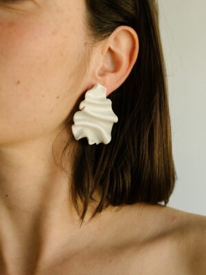 Pendientes de porcelana blancos, con forma orgánica, abstracta y natural. Pendientes, joyas artesanales hechos a mano para boda novia