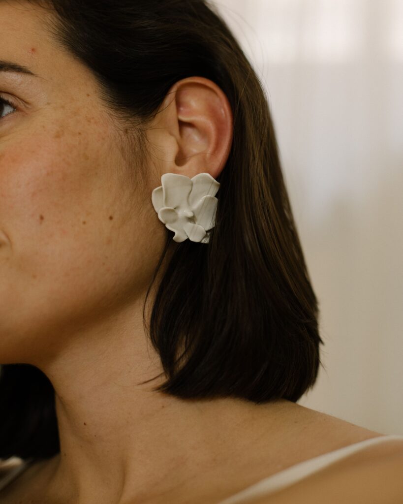 Pendientes de porcelana blancos, con forma de flor orquídea. Pendientes, joyas artesanales hechos a mano para novias