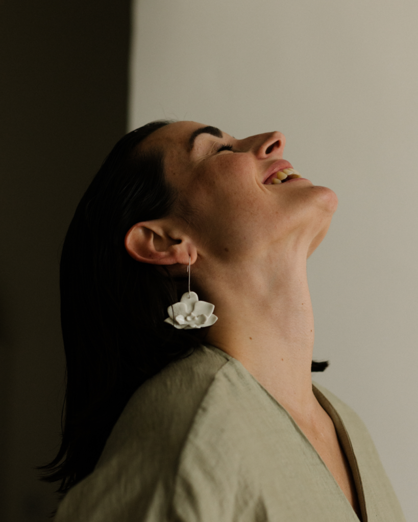 Pendientes de porcelana blancos, con forma de flor orquídea. Pendientes, joyas artesanales hechos a mano para novias