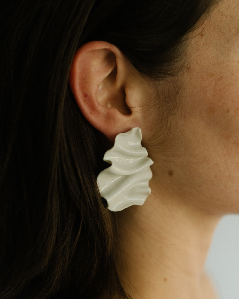 Pendientes de porcelana blancos, con forma orgánica, abstracta y natural. Pendientes, joyas artesanales hechos a mano para boda novia